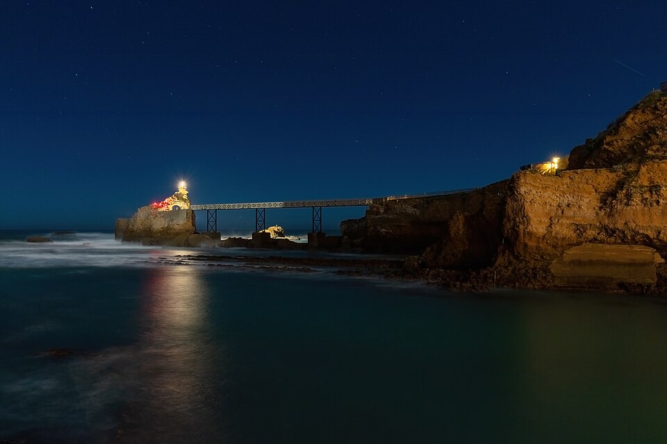 que ver en biarritz en un dia desde bilbao playa casino rocher vierge