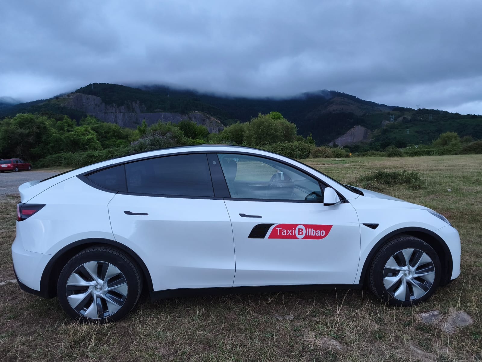 Taxi Tesla Model Y al aeropuerto de Bilbao